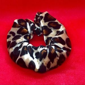Accessories - HP!🥳Trending Velvet Leopard Print Scrunchie Accessories - HP!🥳Trending Velvet Leopard Print Scrunchie
